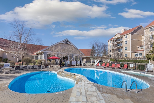 Piscine couverte, 4 piscines extérieures