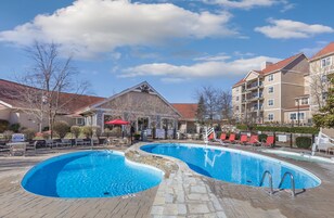 Una piscina techada, 4 piscinas al aire libre