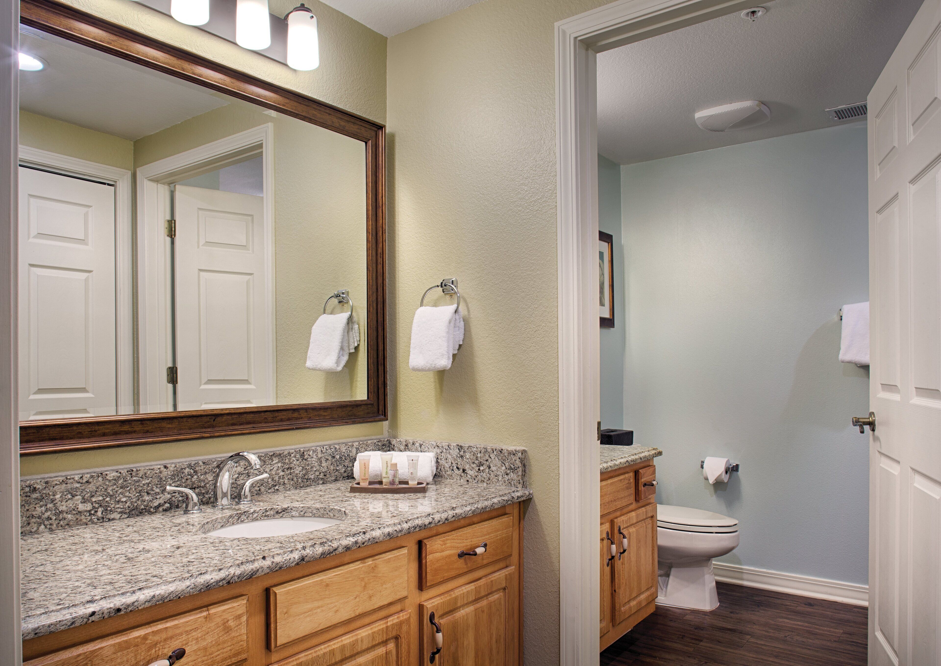 combined shower/bathtub, hair dryer, towels