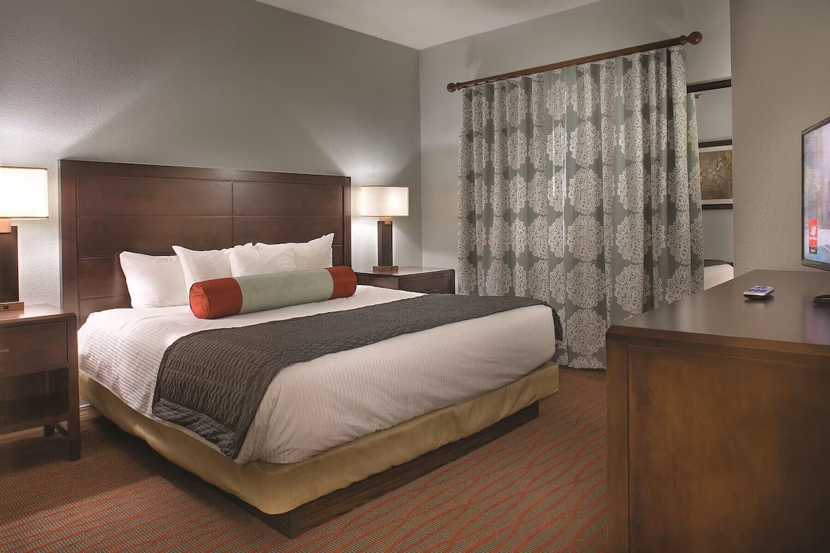 suite, 1 bedroom | in-room safe, iron/ironing board, free wifi, bed sheets