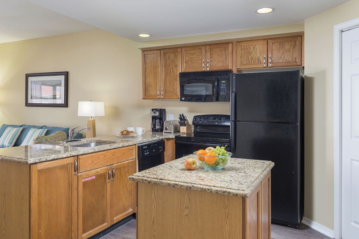 fridge, microwave, stovetop, coffee/tea maker