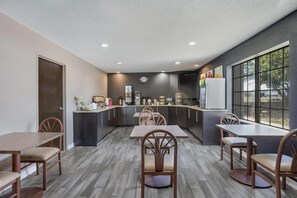 朝食 (コンチネンタル ブレックファスト)、毎日提供 (無料)