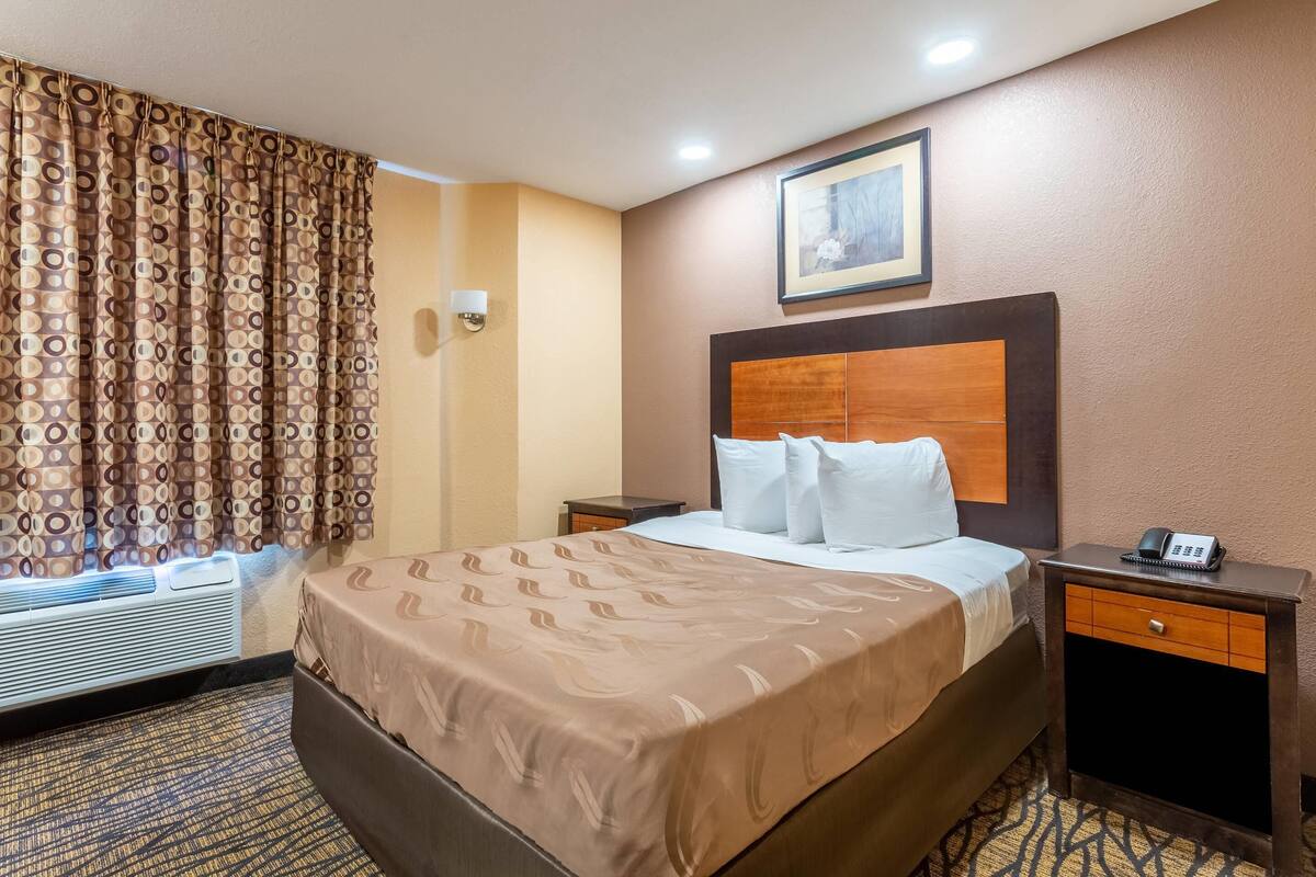 Bureau, fer et planche à repasser, lits bébé (en supplément)