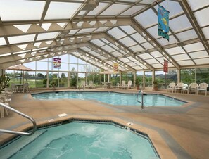 Kolam renang indoor, dengan kursi berjemur