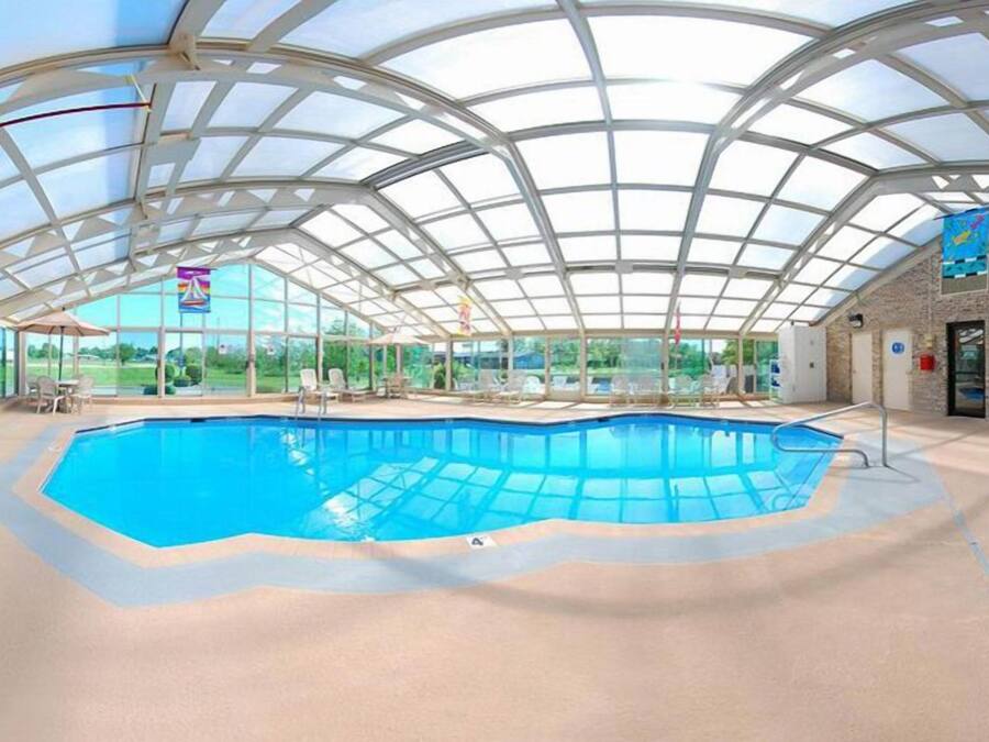 Una piscina techada, sillones reclinables de piscina