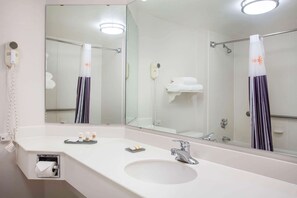 Amenidades de baño gratuitas, secadora de cabello, toallas 