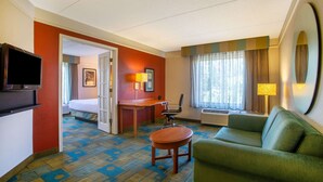 ห้องดีลักซ์สวีท, เตียงคิงไซส์ 1 เตียง, ปลอดบุหรี่ (Deluxe Executive Suite) | เครื่องนอนระดับพรีเมียม, โต๊ะทำงาน, พื้นที่ทำงานแบบใช้แล็ปท็อป
