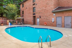 Una piscina al aire libre de temporada