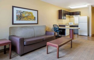 Escritorio, tabla de planchar con plancha y wifi gratis 