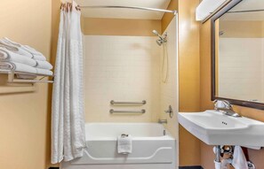 Deluxe-Studio, 1 Doppelbett und Schlafsofa, barrierefrei, Nichtraucher | Badezimmer