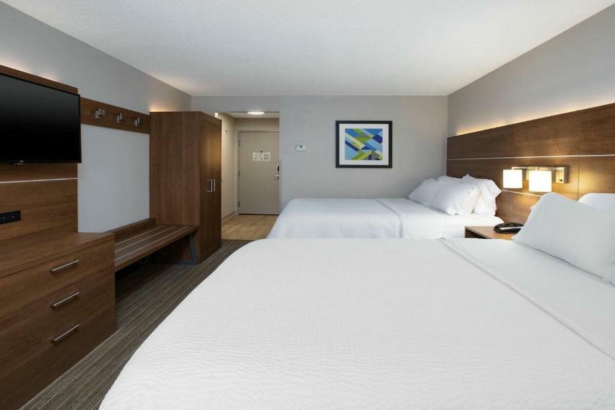 Luxe beddengoed, een bureau, verduisterende gordijnen