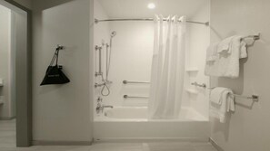 Combined shower/tub, free toiletries, hair dryer, towels