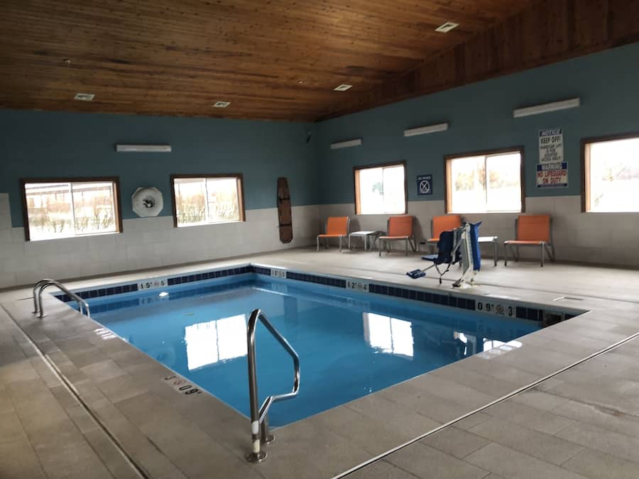 Kolam renang indoor, dengan kursi berjemur