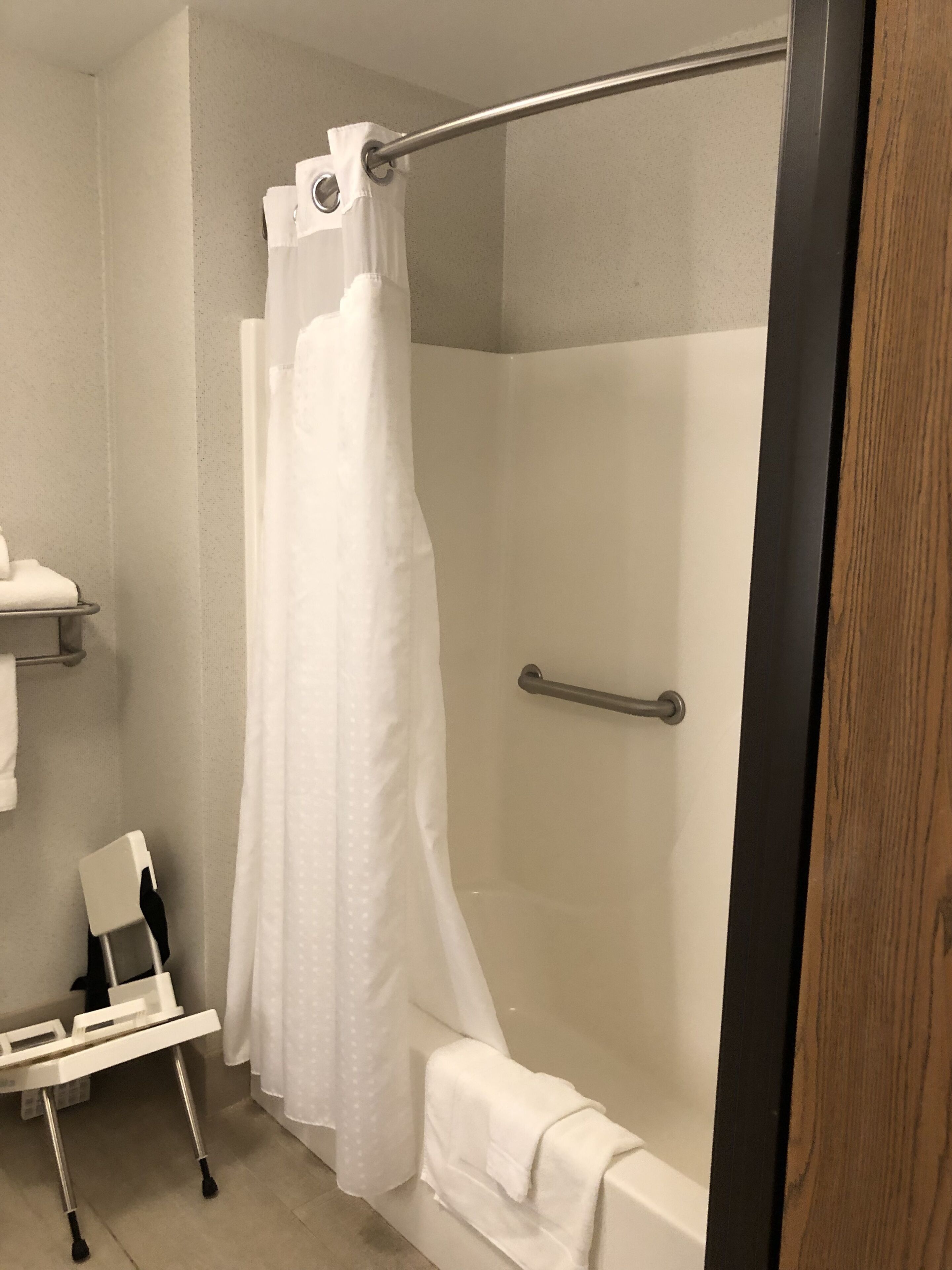 standard room, 1 king bed, accessible (communication accessible) | bathroom | combined shower/bathtub, free toiletries, hair dryer, towels