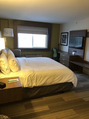 Premium bedding, desk, blackout curtains, iron/ironing board - Holiday Inn Express Mt Vernon by IHG (Mount Vernon)