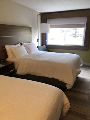 Ropa de cama de alta calidad, escritorio y cortinas blackout 