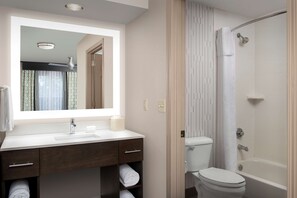 Combined shower/bathtub, free toiletries, hair dryer, towels - Homewood Suites by Hilton Hillsboro/Beaverton (Beaverton)