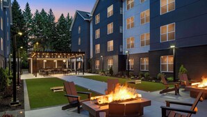 A courtyard with outdoor seating, a fire pit, and a covered dining area. - Homewood Suites by Hilton Hillsboro/Beaverton (Beaverton)