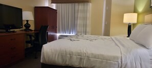 Standard Room, 1 King Bed, Non Smoking | Bathroom | Shower, eco-friendly toiletries, hair dryer, towels