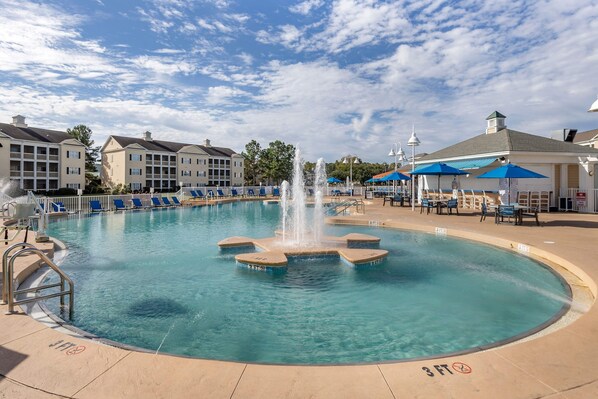 Indoor pool, 2 outdoor pools, pool loungers