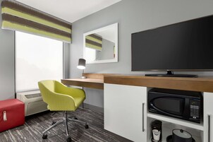 高档床上用品、羽绒被、加厚床垫、办公桌