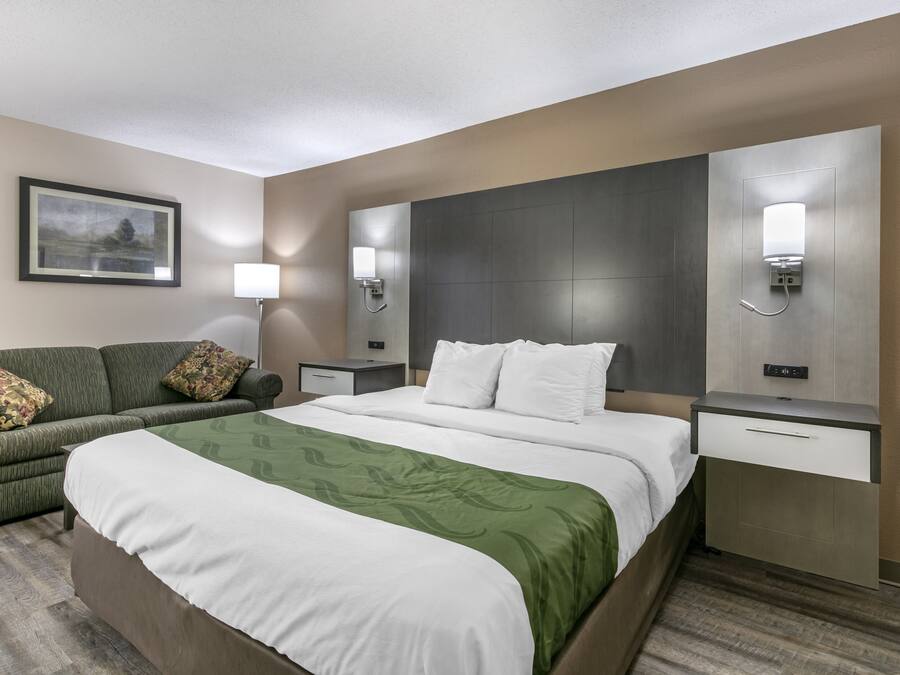 Een kluis op de kamer, een bureau, een strijkplank/strijkijzer