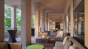 An outdoor lounge area with seating, a fire pit, and a green bowl. - Dallas Marriott Suites Medical/Market Center (Dallas)
