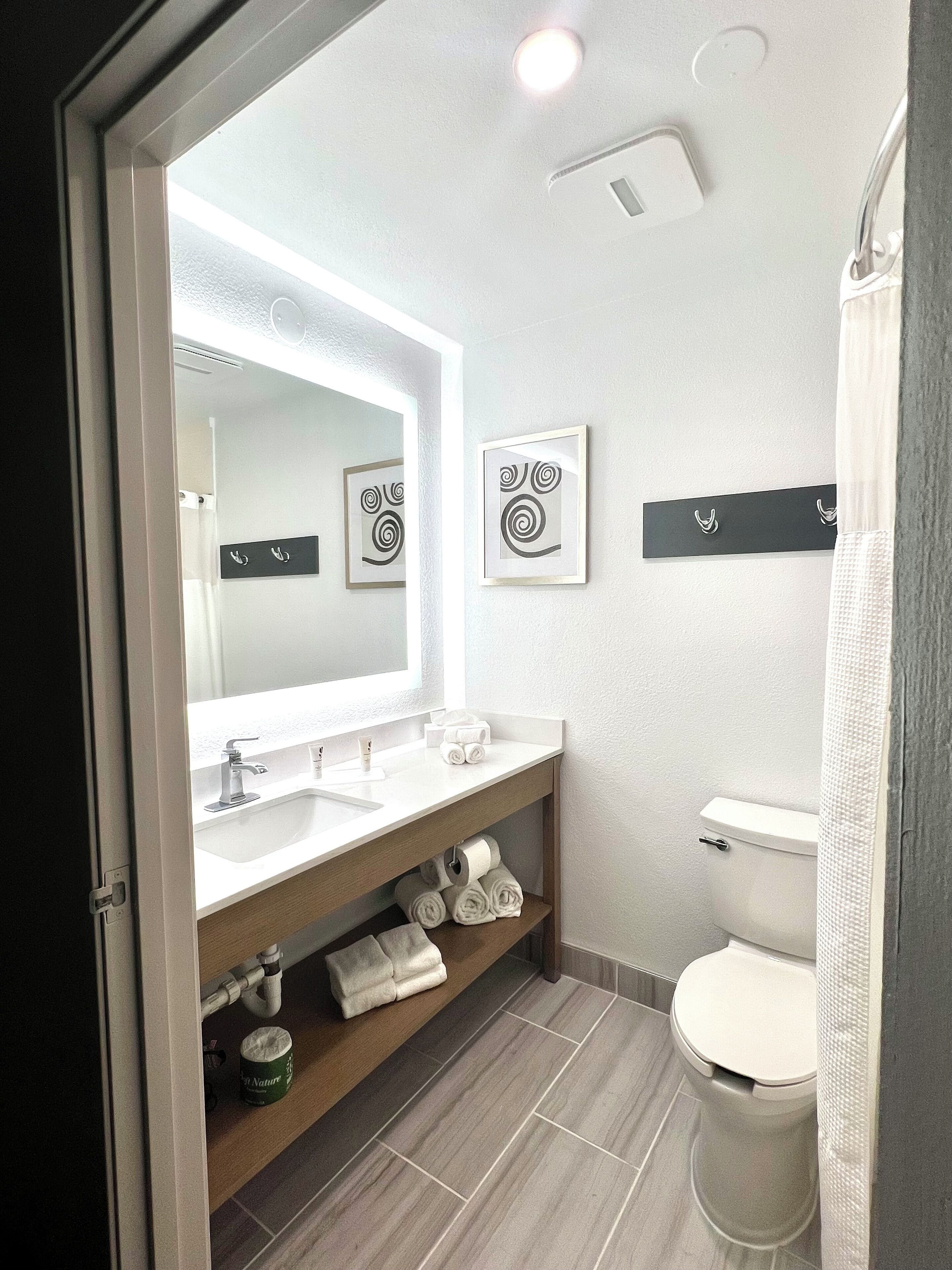 combined shower/bathtub, eco-friendly toiletries, hair dryer, towels