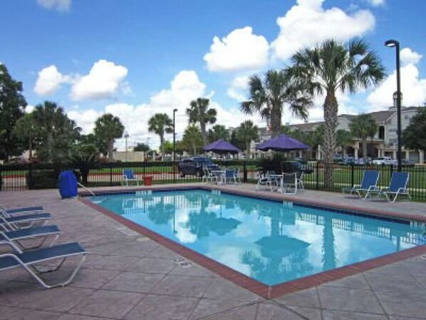 Outdoor pool - Candlewood Suites Houston Space Center – Webster (Webster)