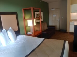 Studio Suite, 1 King Bed with Sofa bed | Room amenity