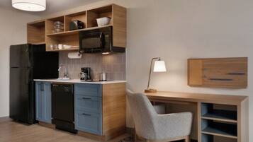 Full-size fridge, microwave, stovetop, coffee/tea maker