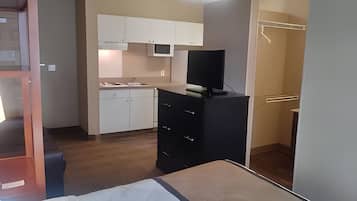 Studio Suite, 1 King Bed with Sofa bed | Private kitchenette