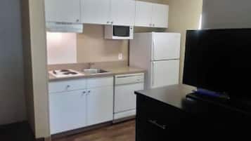 Studiosviitti, 1 suuri parisänky ja vuodesohva | Työpöytä, kannettavalle tietokoneelle sopiva työtila, pimennysverhot