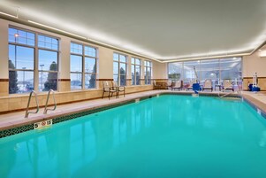 Una piscina cubierta, tumbonas