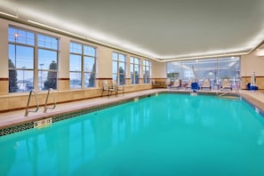 Piscine couverte, chaises longues