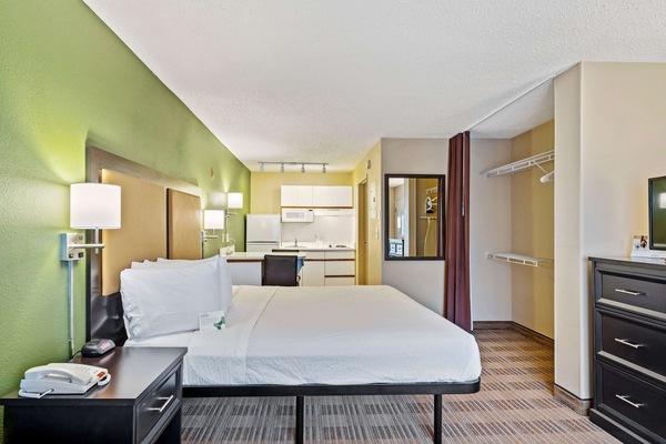 Deluxe Studio, 1 King Bed with Sofa bed, Non Smoking | Desk, iron/ironing board, WiFi (free), bed sheets