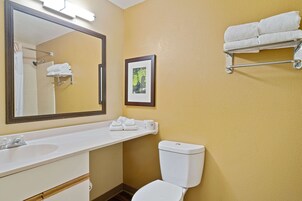 Deluxe Studio, 1 King Bed with Sofa bed, Non Smoking | Bathroom | Combined shower/tub, free toiletries, hair dryer, towels