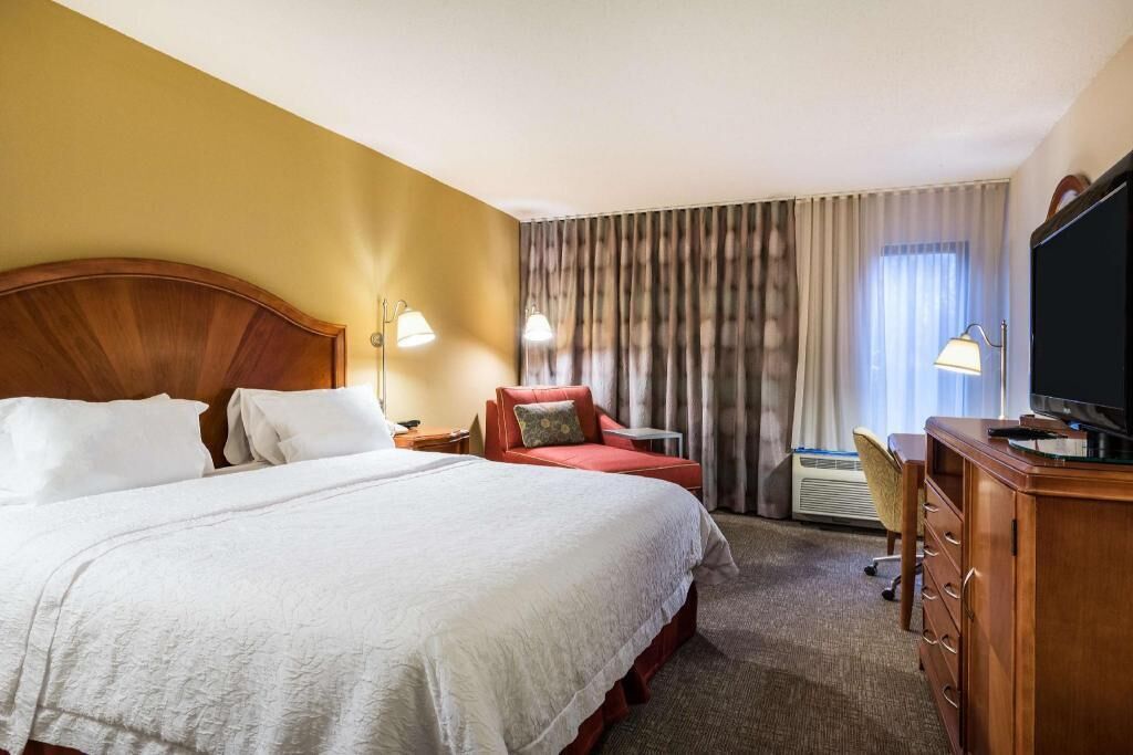 Iron/ironing board, free WiFi, bed sheets, alarm clocks