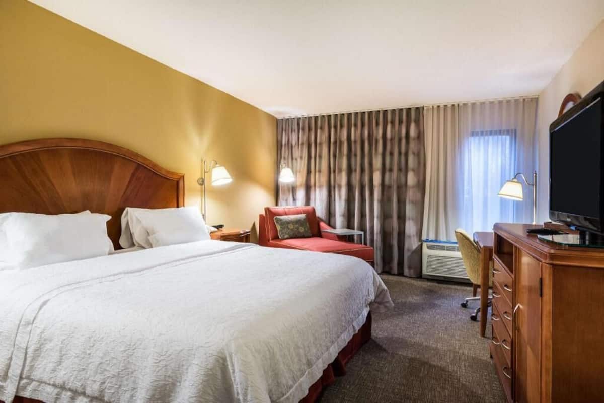Iron/ironing board, free WiFi, bed sheets, alarm clocks