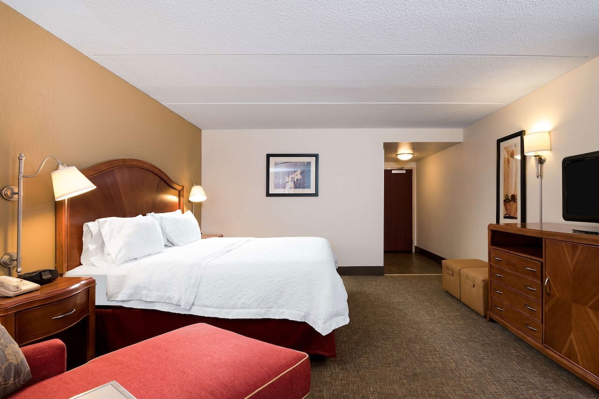 Iron/ironing board, free WiFi, bed sheets, alarm clocks