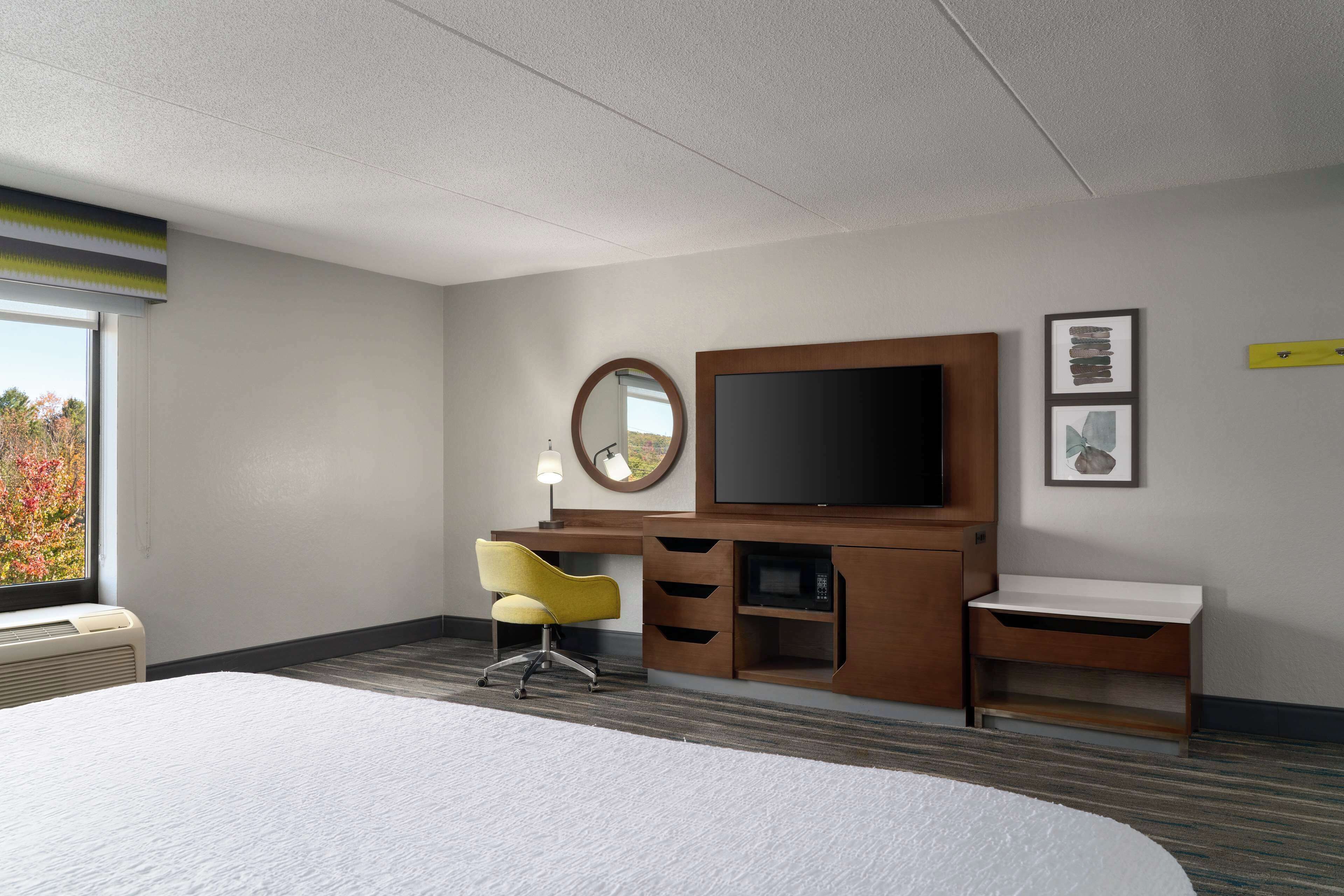 room, 1 king bed | iron/ironing board, free wifi, bed sheets, alarm clocks