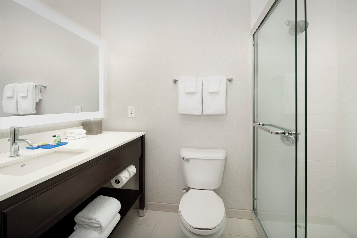 Suite, 1 soverom (Walk-In Shower) | Sengetøy av topp kvalitet, safe på rommet og skrivebord