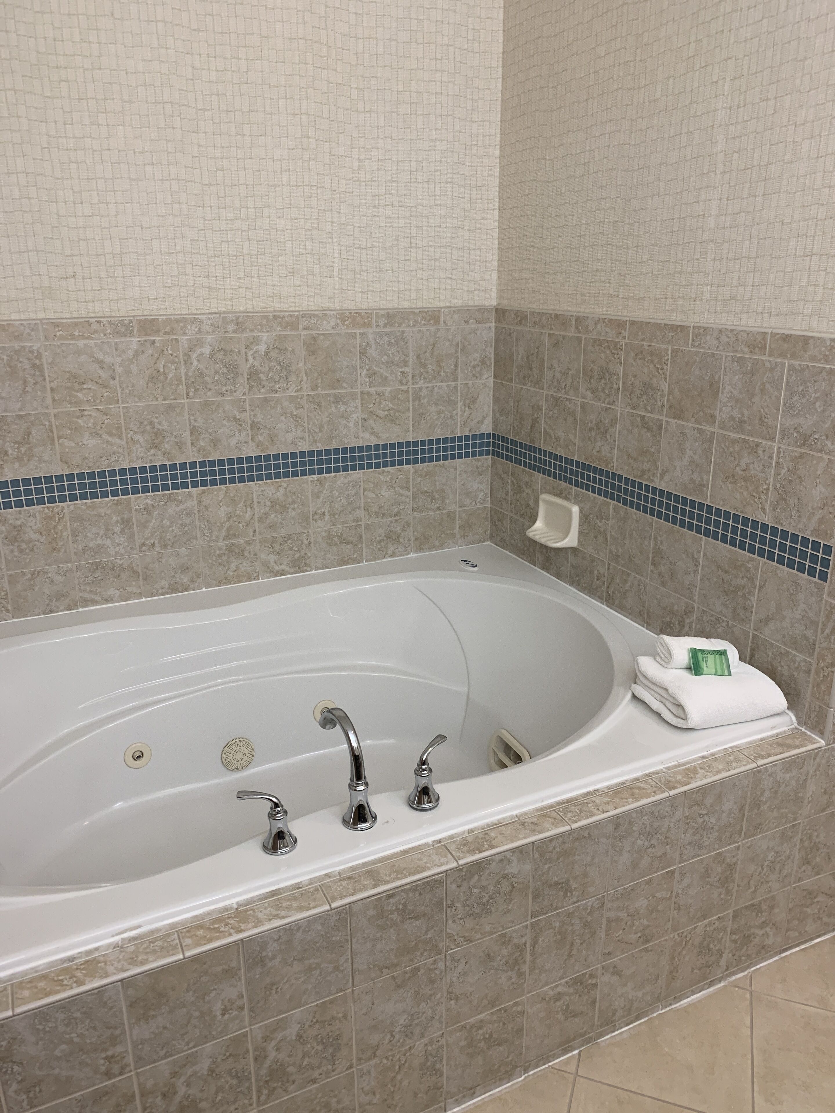 Bañera con ducha, secador de pelo, toallas