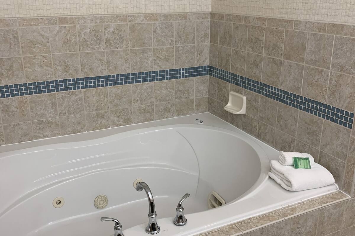 suite, 1 king bed (additional living area) | bathroom | combined shower/bathtub, hair dryer, towels