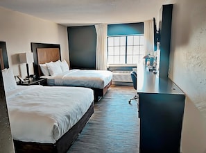 Habitación estándar, 2 camas Queen size, para no fumadores | Camas con pillow-top, escritorio y tabla de planchar con plancha