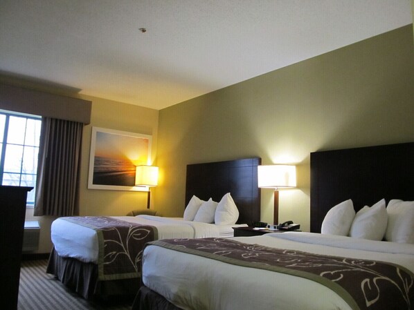 Camas con pillow-top, escritorio y tabla de planchar con plancha 