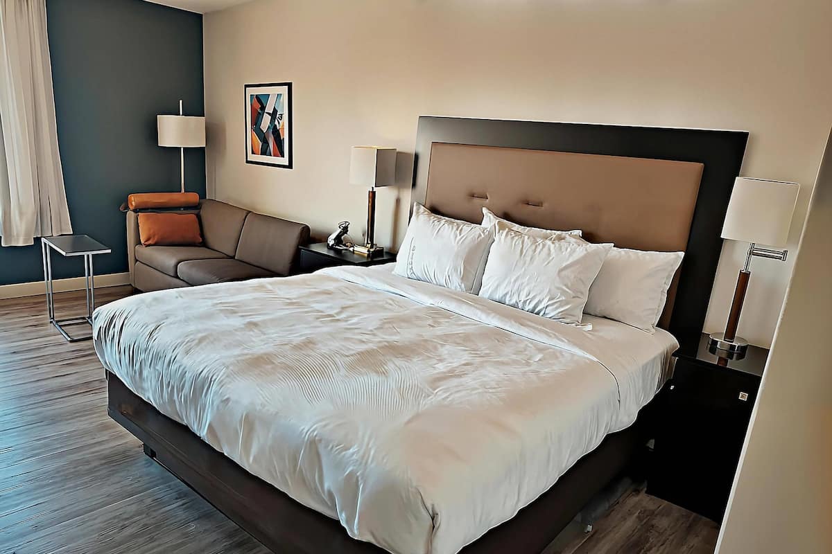 Suite, 1 cama King size y sofá cama, para no fumadores | Camas con pillow-top, escritorio y tabla de planchar con plancha