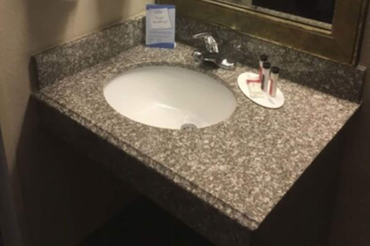 Baño | Tina con regadera, amenidades de baño gratuitas, secadora de cabello