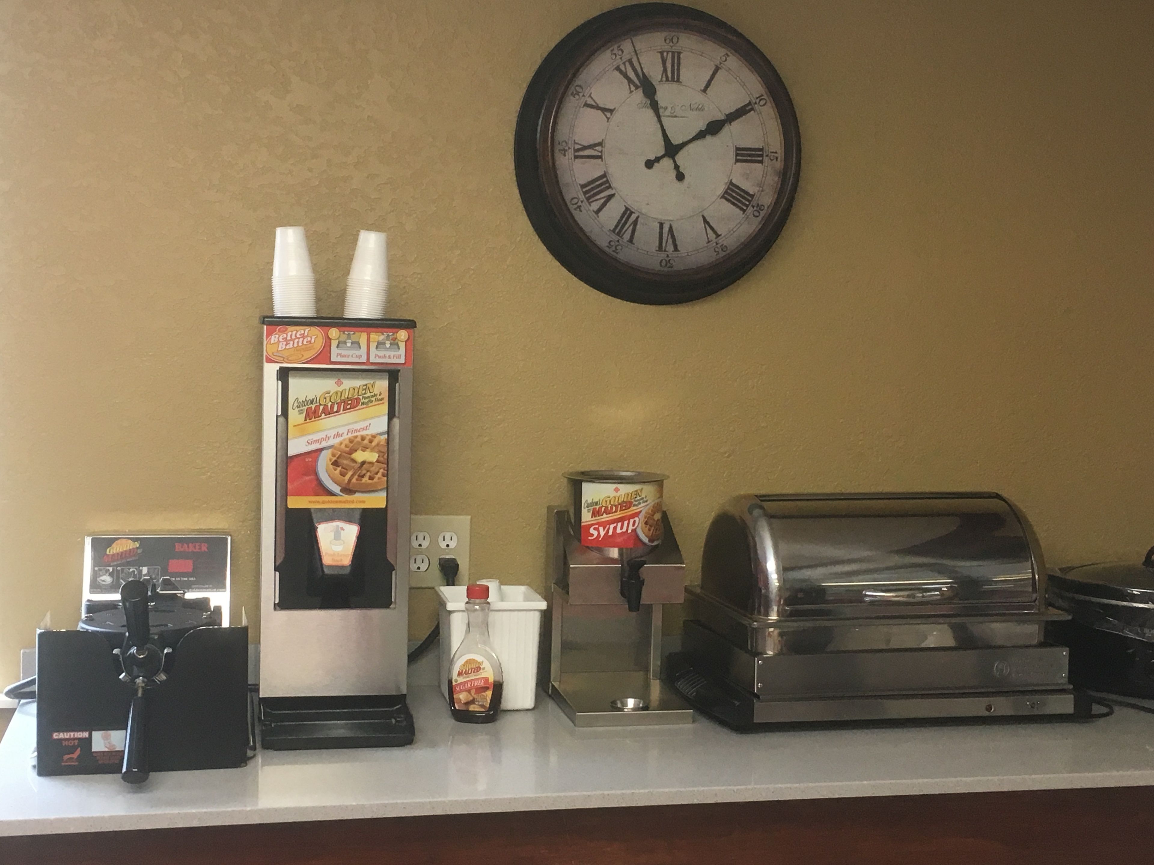 朝食 (フル ブレックファスト)、毎日提供 (無料)