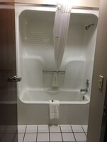 Bañera con ducha, artículos de tocador gratuitos, secador de pelo